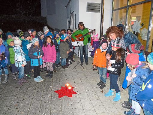 Kinder des Kindergartens St. Bernhard aus Weilersbach eröffneten das vorweihnachtliche Programm an der 23. Waldweihnacht der Schule in Weilersbach. Foto: Disch Foto: Schwarzwälder-Bote