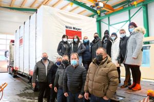 Das sind die Helfer, die den Truck der Hoffnung ins Erdbebengebiet nach Kroatien geschickt haben. Zum Gruppenfoto haben sie sich in der Produktionshalle der Firma Willi Mayer in Bisingen auf dem Anhänger aufgestellt. Foto: Kauffmann
