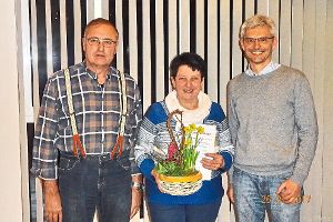 Kassier Jürgen Ziegler (links) und Vorsitzender  Nicolas Gaffron danken Luitgard Kammerer.  Foto: Kummer Foto: Schwarzwälder-Bote