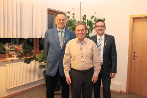 Der SV Gültlingen ehrte für langjährige Mitgliedschaft unter anderem Uwe Bohlsen (von links), Walter Gackenheimer sowie Markus Bukowski. Foto: Geisel Foto: Schwarzwälder-Bote