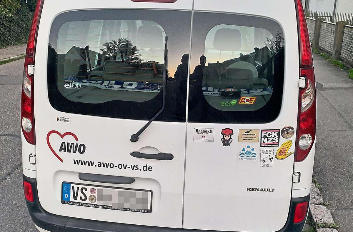 Dieses Foto schickt AfD-Stadtrat Olaf Barth mit, um den FCK NZS-Aufkleber auf einem Fahrzeug neben dem AWO-Logo zu kritisieren. Foto: Barth