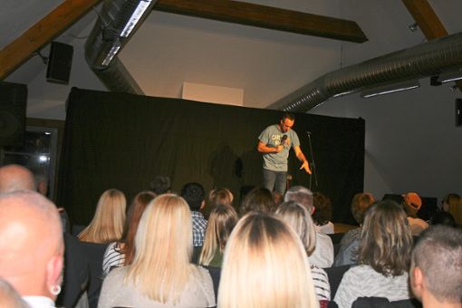Matthias Jung erklärt auf der Bühne, wie die Jugend heute funktioniert. Foto: Vollmer Foto: Schwarzwälder Bote