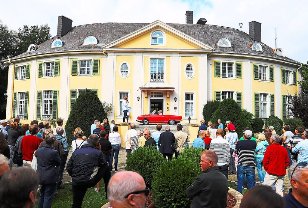 Die Oldtimer locken viele Zuschauer an die Junghans-Villa im Warenbachtal.  Foto: Niggemeier