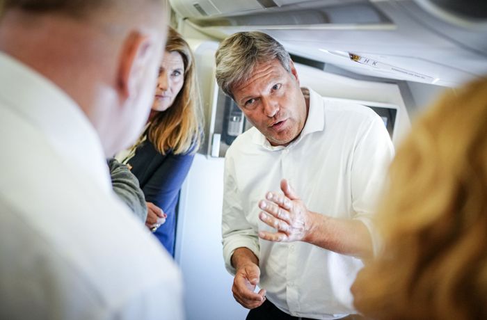 Ohne Maske im Flugzeug: Kanada-Flug von Scholz und Habeck sorgt für Kritik