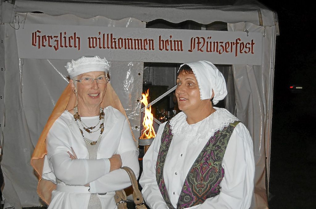 So wie Annelore Vogelsang (links) und Ursula Dorfmeister kamen viele Besucher mittelalterlich gewandet zum Münzerhock nach Fischbach. Ein Höhepunkt der Veranstaltung war die Feuershow von Gaukler Günter Frei. Fotos: Bantle Foto: Schwarzwälder-Bote
