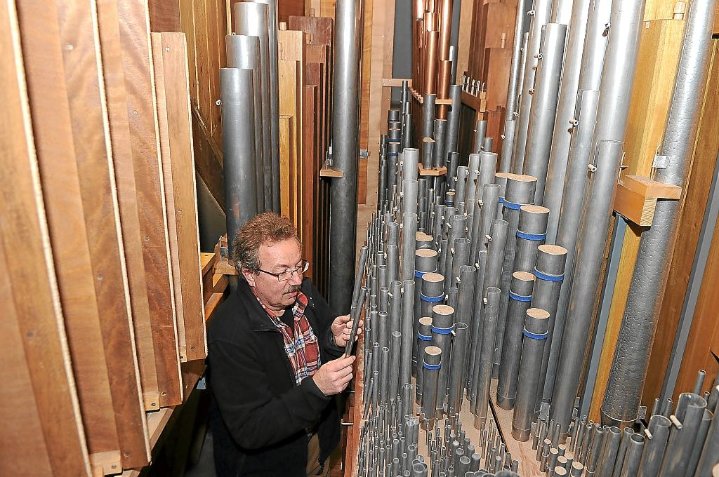 Orgelbauer Friedemann Güldner bringt die Pfeifen und Mechanik der Bad Teinacher Weigle-Orgel wieder auf Vordermann. Foto: Fritsch Foto: Schwarzwälder-Bote