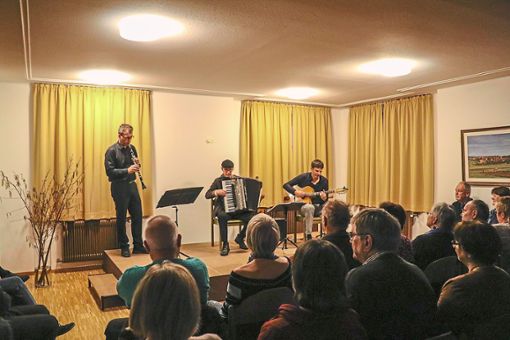 Die Tübinger Musiker von Paris Hot Three erfreuten die zahlreichen Zuhörer in Mindersbach. Foto: Geisel Foto: Schwarzwälder Bote