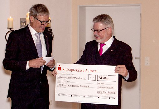 Roland Wehrle freut sich über die von Peter Haller (links) überreichte großzügige Spende. Foto: Lions-Club Rottweil Foto: Schwarzwälder-Bote