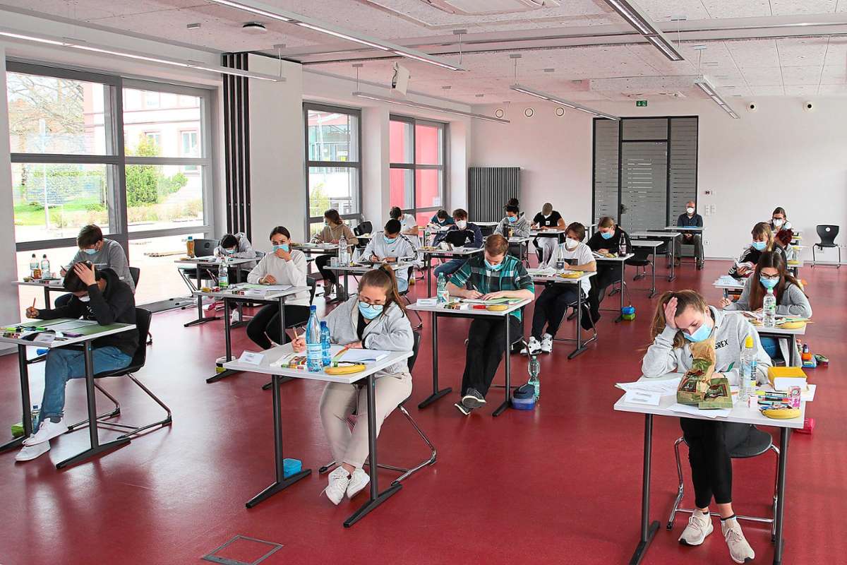 Mit dem Deutsch-Abitur hat auch in Königsfeld die Zeit der schriftlichen Prüfungen begonnen.Fotos: Zinzendorfschulen