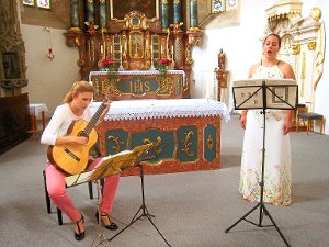 Die Gitarristin Teresa Dettling und die Altistin Agnes Schmauder treten am Palmsonntag in der Stettener Klosterkirche bei einem Benefizkonzert auf.  Foto: Buckenmaier Foto: Schwarzwälder-Bote