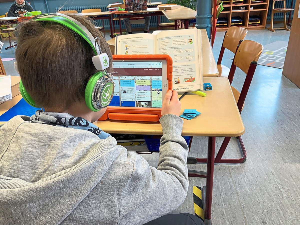 Ein Schüler der Grundschule Sulz am Eck/Gültlingen arbeitet im Frühjahr digital und analog gleichzeitig. Für das Homeschooling jetzt  verleiht die Einrichtung iPads für diejenigen, die kein eigenes Gerät besitzen.Foto: Stadt Wildberg