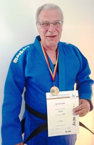 Udo Schneider freut sich über seine Medaille. Foto: Schwarzwälder Bote