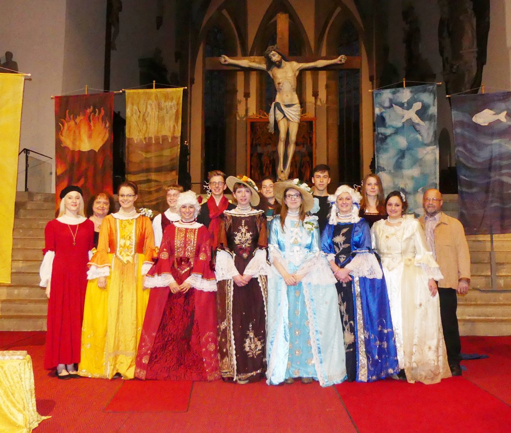 Die Mysterienspiel-Gruppe zu Gast in der Stiftskirche in Öhringen  mit Veronika Heckmann-Hageloch (links hinten) und Eberhard Hageloch (rechts).  Foto: Dorothea Schöne Foto: Schwarzwälder-Bote