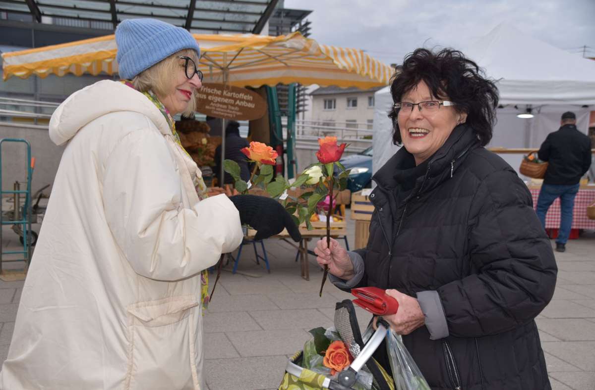 Die Rosen-Aktion zauberte den Frauen ein Lächeln auf die Lippen und informierte sie gleichzeitig über die Arbeitsbedingungen auf Rosenfarmen. Foto: Lissy