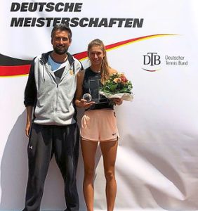 Bezirkstrainer Matthias Martin freut sich mit Deutschen U18-Meisterin Alexandra Vecic.  Foto: Frommer