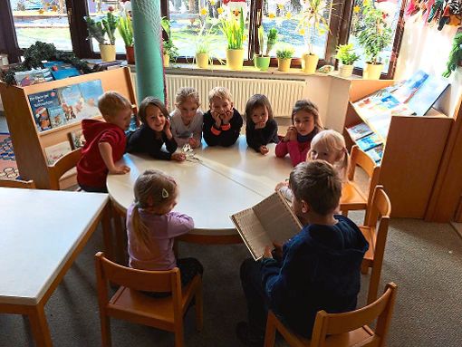 Gespannt lauschten die Kindergartenkinder dem Lesepaten aus der Grundschule.  ­ Foto: Kindergarten Foto: Schwarzwälder-Bote