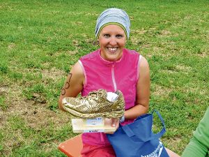 Vorjahressiegerin Joana Haralambidis zeigt stolz den  goldenen Schuh.Foto: Rademacher Foto: Schwarzwälder-Bote