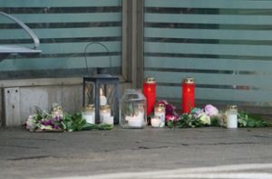 Blumen und Kerzen liegen auf dem Bahnsteig im Bahnhof von Brokstedt. Foto: dpa/Marcus Brandt