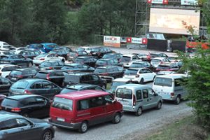 Mehr als 110 Autos stehen am Freitag zum Autokino auf dem Parkplatz bei der Sporthalle Am Kaibach. Den Beginn macht der Film Bohemian Rhapsody. Foto: Ziechaus