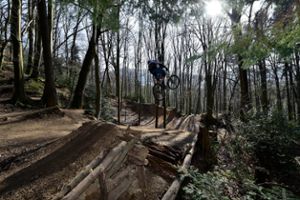 Über Stock und Stein, Schanzen und durch Mulden führt ein Mountainbike-Single-Trial. Foto: Kunz Foto: Schwarzwälder Bote
