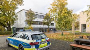Ein Einsatzfahrzeug der Polizei steht vor der Schule, an der ein 15-Jähriger einen Mitschüler erschossen hat. Foto: dpa/Philipp von Ditfurth