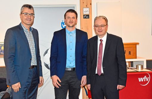 Marcel Perreau (Mitte) wurde von Wolfgang Haug (links) und Knut Kircher nicht nur zum Bezirkssieger ernannt; er wurde auch in den Club 100 des DFB aufgenommen. Foto: Schwarzwälder Bote