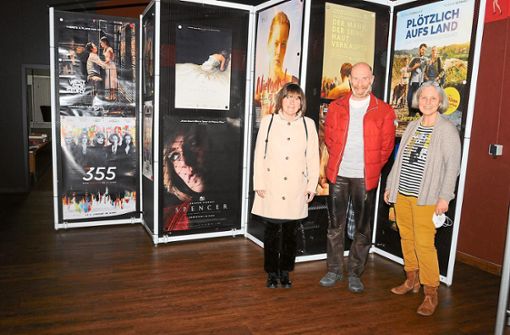 Sie stehen mit beiden Beinen für traumhafte Kinowelten im Subiaco: Vorführerin Brigitte Kirner (links) und die Vorsitzenden Reiner Luppold sowie Gabriele King. Foto: Ziechaus
