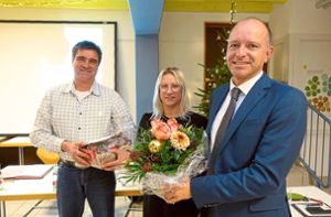 Im Dezember war Marion Kelm von Bürgermeister Manfred Haug (rechts) als neue Ortsvorsteherin in Bietenhausen begrüßt worden. Seit September hatte Roland Strie als Stellvertreter die Amtsgeschäfte geführt. Foto: Stopper