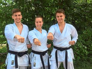 Frieder Diegner (von links), Jeannette Bellhäuser und  Steven Kaun haben die Prüfung zum zweiten Dan im Karate  be­standen.  Foto: JKA-Karate Dojo Foto: Schwarzwälder Bote