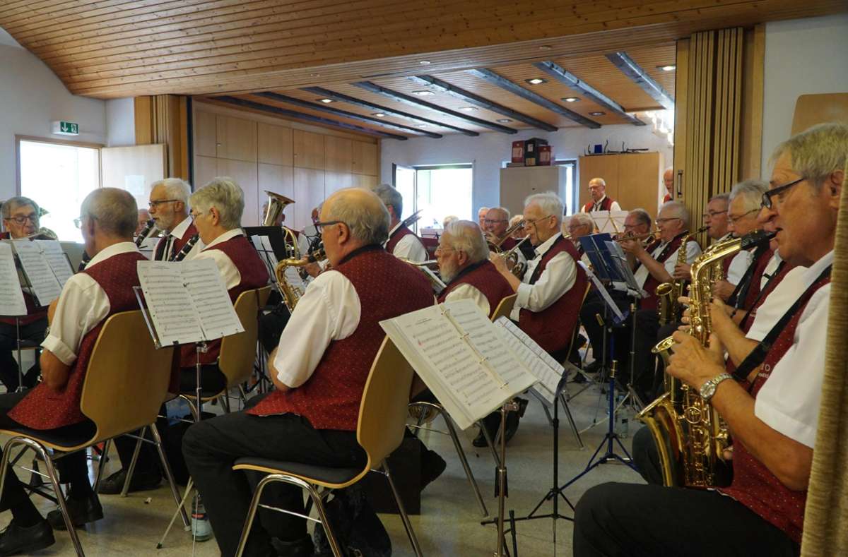 Das Senioren-Blasorchesters Schwarzwald-Baar spielt routiniert.