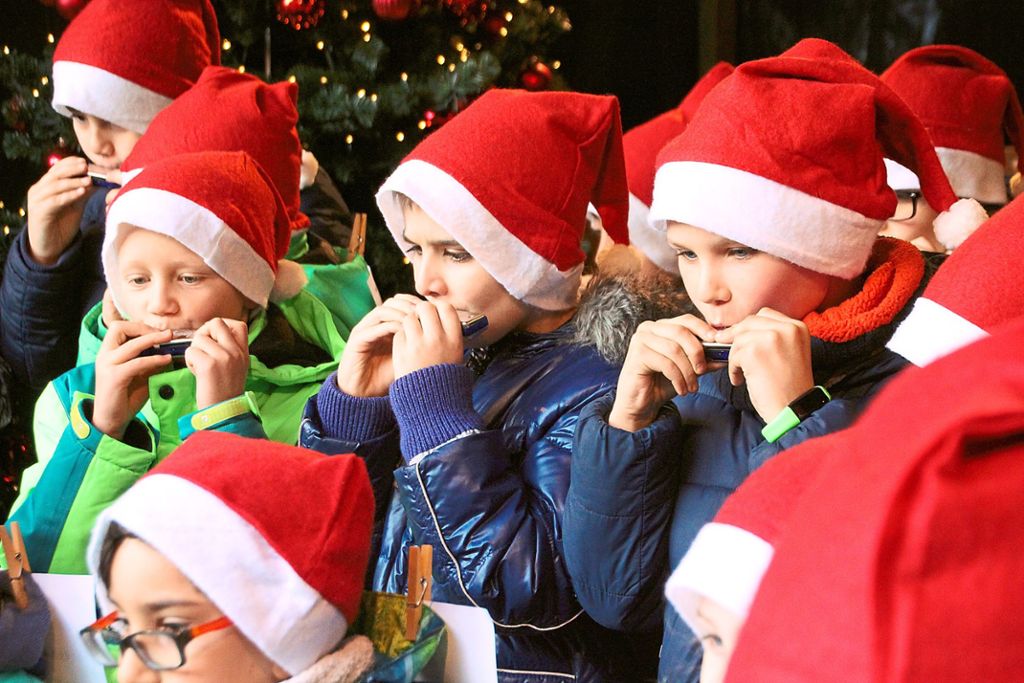 Alle Schülerinnen und Schüler der Warenbergschule singen und musizieren auf der Weihnachtsmarktbühne.