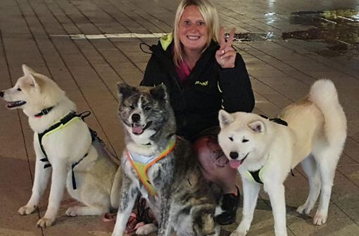 Jenny Bauer bildet weitere Suchhunde aus, damit ihre Hündin Avital (Mitte) nicht alles allein stemmen muss. Foto: Boris Müller