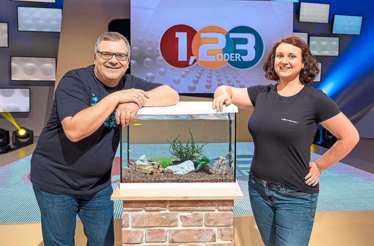 Moderator Elton und Meeresbiologin Sarah Russwurm unterhalten sich in der Sendung 1,2 oder 3 über Fische. Foto: ZDF