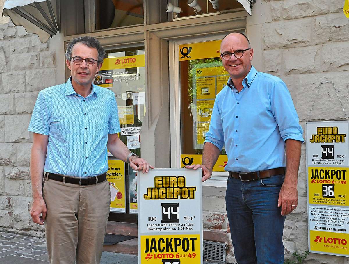 Landes-Lottochef Georg Wacker (links) besuchte die LZ-Redaktion und verriet Details zu Lotto in Lahr. Hier mit Redaktionsleiter Jörg Braun vor der Lotto-Annahmestelle beim Lahrer Storchenturm.