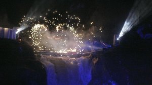 Spiel mit dem Feuer am Wasserfall