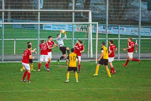 Einen klaren 3:0-Sieg feiert der SV Gültlingen (rote Trikots) zu Hause gegen Neuhengstett. Foto: Schwarzwälder Bote