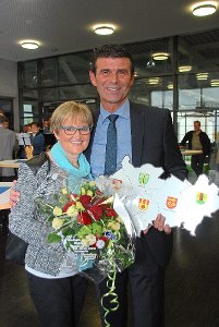 Mit seiner Frau freute sich Dieter Bischoff über das Ergebnis der Bürgermeisterwahl.  Fotos: Eberhardt Foto: Eberhardt