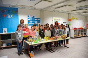 Die Klasse 4 der Hainburgschule freut sich über das reichhaltige Frühstück. Foto: Pfau Foto: Schwarzwälder Bote
