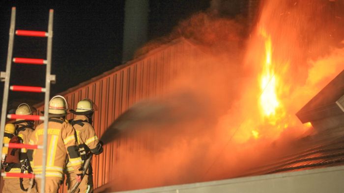 Brand in Aluminiumwerk: Dachstuhl steht in Flammen 