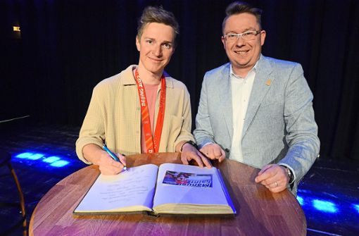Beim Eintrag ins Goldene Buch der Gemeinde: Manuel Faißt und Bürgermeister Michael Ruf. Foto: Schwark