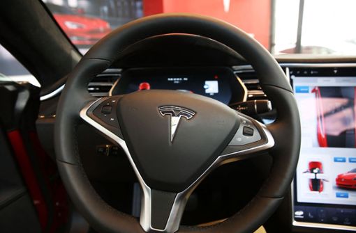 Bei zwei Tesla-Fahrzeugen hat sich während der Fahrt das Lenkrad gelöst. (Symbolbild) Foto: AFP/SPENCER PLATT