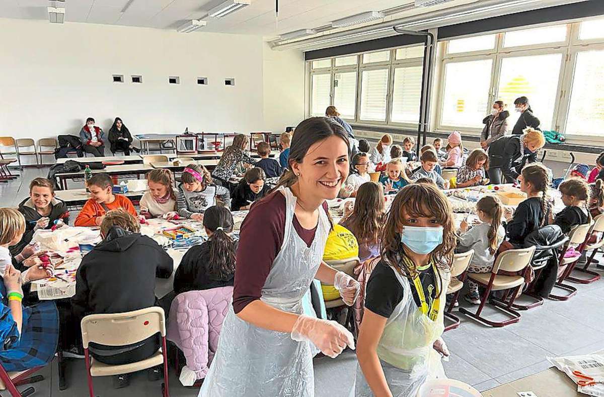 Osterfest im Ankunftszentrum: Rund 50 Kinder färben in Meßstetten gemeinsam Eier