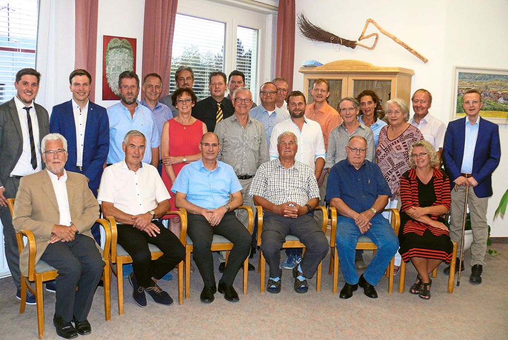 Stephan Reuß (stehend links) und der neue Ortschaftsrat haben sich um die verabschiedeten Gremiumsmitglieder geschart.  Foto: Hauser