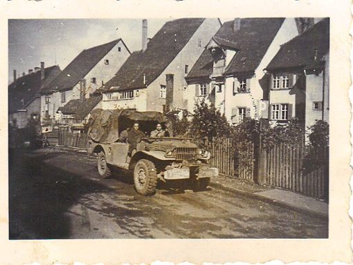Ein Jeep mit Besatzungssoldaten in Rottweil. Diese Aufnahme ist in der zweiten Jahreshälfte 1945 entstanden. Foto: Stadtarchiv Rottweil Foto: Schwarzwälder Bote