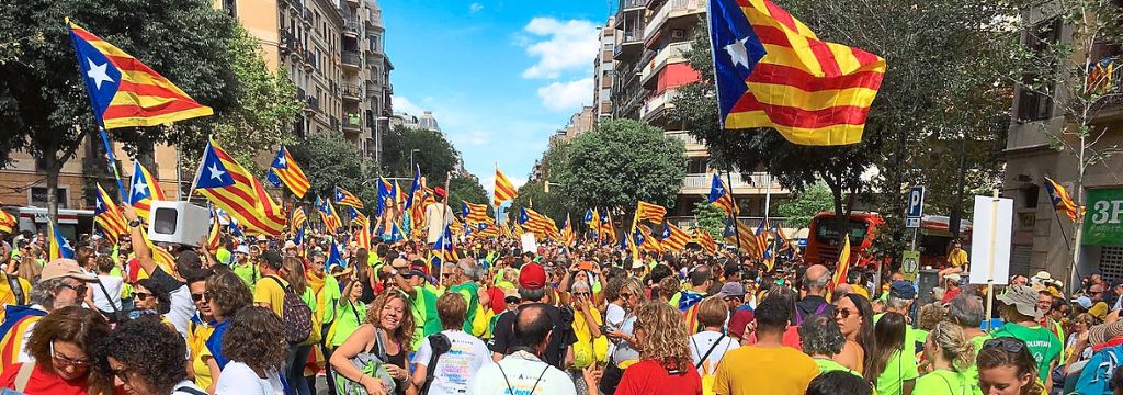 Befürworter des katalanischen Unabhängigkeitsreferendums gehen in Massanes auf die Straße. Die Estelada-Fahne gilt als Symbol der Unabhängigkeit Kataloniens.  Foto: Privat