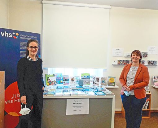 Sarah Willner und Stefanie Pilat haben einen Thementisch Nachhaltigkeit in der Bücherei eingerichtet.Foto: privat Foto: Schwarzwälder Bote