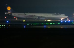 Mit einem Flugzeug der Lufthansa  wurden Menschen aus dem usbekischen Taschkent nach Frankfurt gebracht, die zuvor aus Kabul (Afghanistan) evakuiert wurden. Foto: dpa/Sebastian Gollnow