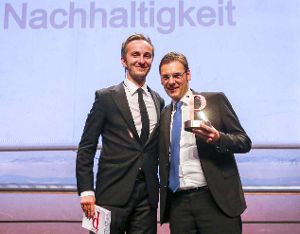 Hauke Hannig (rechts), Pressesprecher und Leiter der Unternehmenskommunikation der ebm-papst Gruppe, nimmt in Berlin den Preis entgegen.  Foto: ebm-papst Foto: Schwarzwälder-Bote