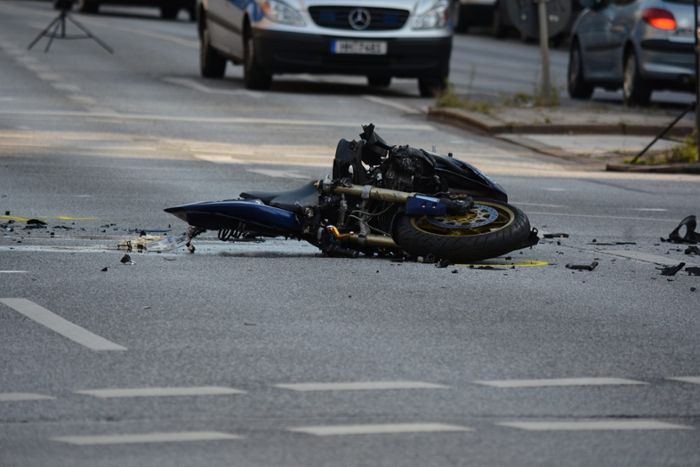 Biker und Sozia schwer verletzt: Autofahrerin nimmt Motorrad bei Gutach Vorfahrt
