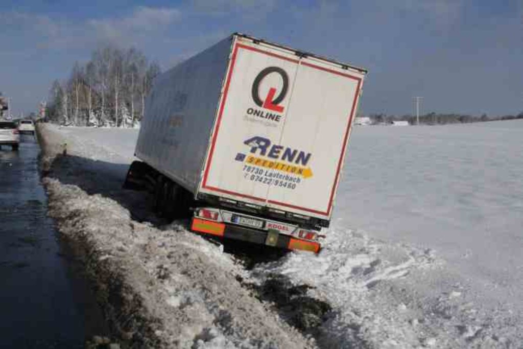 Der Winter hat die Region voll im Griff: Am Freitagmorgen ist auf der Straße zwischen Zimmern o.R. und Dunningen ein Lastwagen von der Straße abgekommen.